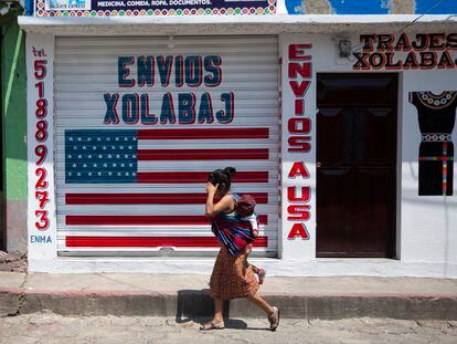 Una mujer pasa por delante de una oficina de envío de dinero en la ciudad de Joyabaj, en Guatemala, en abril de 2020.