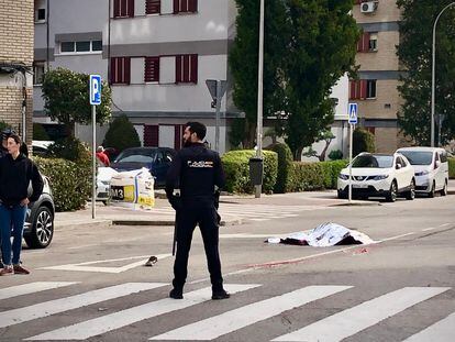 El cadáver, cubierto con una manta de aluminio, en plena calle, en Aluche.