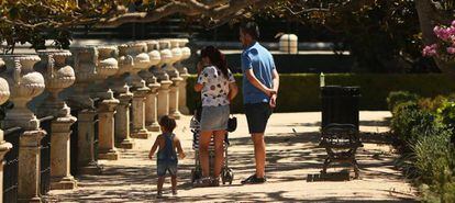 Una familia en el jardín de la Isla de Aranjuez.