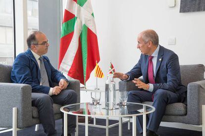 Jordi Turull y Josu Erkoreka, portavoces de la Generalitat y el Gobierno vasco, reunidos hoy en Bilbao.