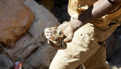 Un minero con cobalto en bruto en la capital de República Dempcrática del Congo.