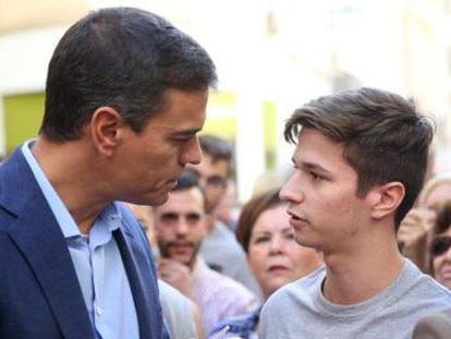 El presidente del Gobierno habla sobre pactos postelectorales con un estudiante durante un paseo por Córdoba