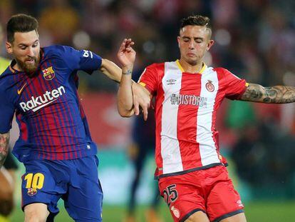 Messi intenta zafarse de su marcador del Girona, Pablo Maffeo.