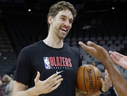 Pau Gasol, durante su etapa con los Blazers, saluda a un rival