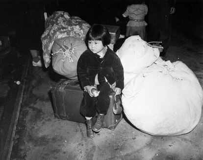 La medida fue aplicada en reacción al ataque de Pearl Harbor durante la Segunda Guerra Mundial. En la imagen, una joven evacuada de ascendencia japonesa espera junto al equipaje de su familia antes de salir en autobús hacia un Centro de Reubicación de la Guerra en California, en abril de 1942.