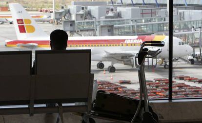 Viajeros esperan en la T-4 del aeropuerto Adolfo Suárez Madrid-Barajas.