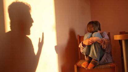 Un niño recibe una reprimenda de su progenitor.