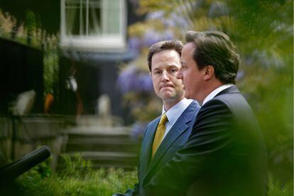 El viceprimer ministro británico, Nick Clegg, sigue la intervención del primer ministro Cameron, en los jardines de Downing Street.