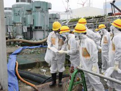 Miembros de la Autoridad de Regulaci&oacute;n Nuclear inspeccionan Fukushima. 