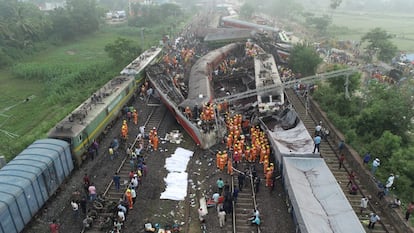El Howrah Superfast Express descarriló y se estrelló con el Coromandel Express. En la imagen, vista aérea del lugar del accidente.