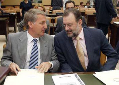Los socialistas Juan Luis Rascón y Álvaro Cuesta, durante la comisión parlamentaria.