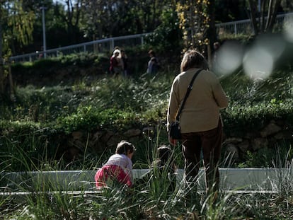 Una familia pasea por los jardines del Doctor Pla i Armengol, en el Guinardó.