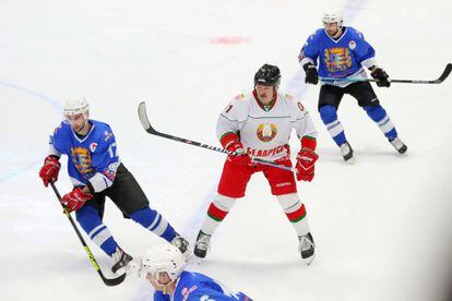 Alexandr Lukashenko, jugando al hockey sobre hielo.  