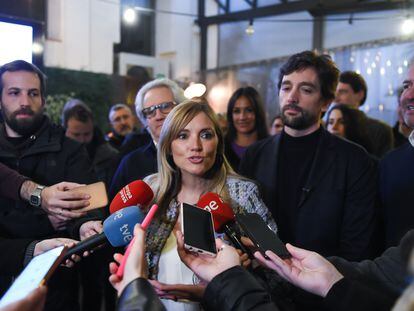 La nueva portavoz política de Cs, Patricia Guasp, atiende a los medios en Madrid, este martes. En un segundo plano, a la derecha, Adrián Vázquez, nuevo secretario general.
