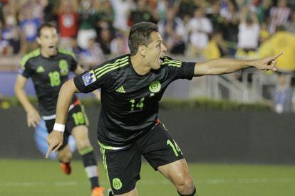 Chicharito celebra un gol con la selección mexicana