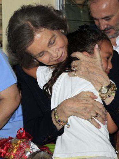 La Reina abraza en Guatemala a una niña que participa en el proyecto Futuro Vivo, con financiación española.