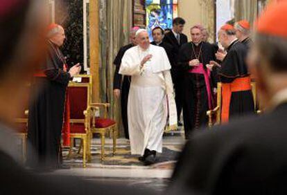 Francesc saluda els membres de la cúria romana al Vaticà.