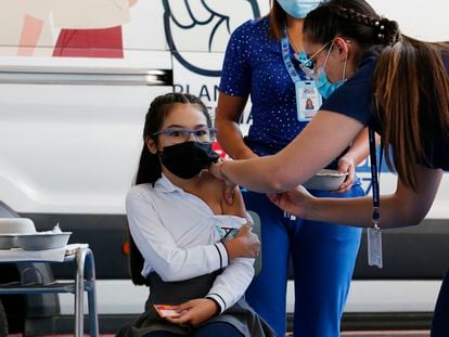 Una niña recibe una vacuna, en Santiago (Chile).