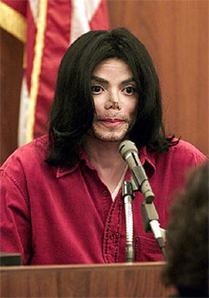 Michael Jackson, durante una declaración en Santa Bárbara.