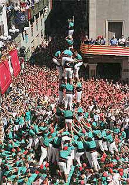 Los Castellers de Vilafranca alzan su <i>quatre de nou amb folre i l&#39;agulla</i> en la jornada de ayer.