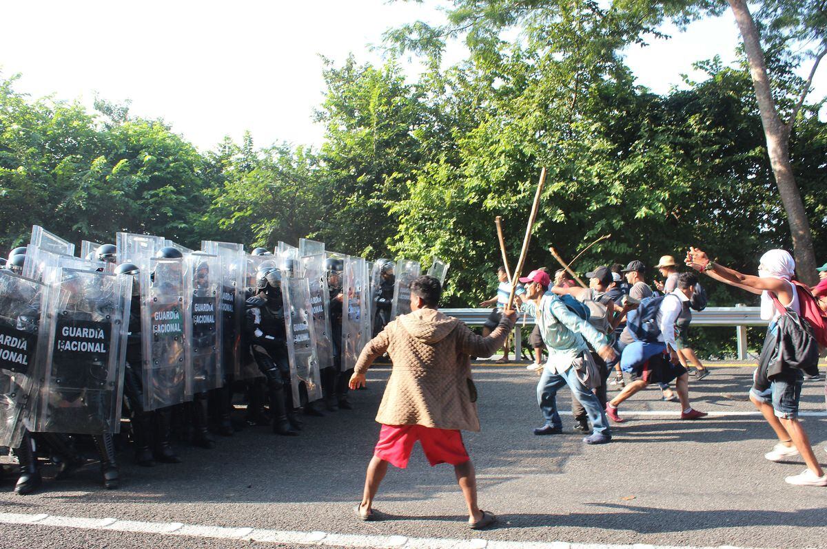 Crisis migratoria La Guardia Nacional se enfrenta con la caravana