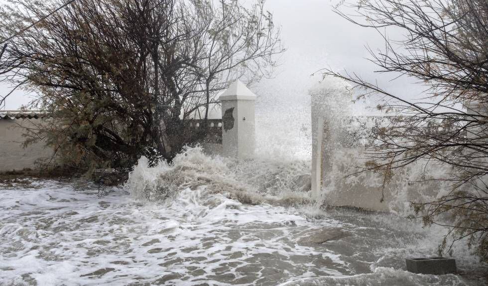 El agua entra en un chalet de Las Marinas de Dénia.