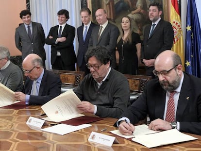 Firma del convenio de empleados públicos por parte del ex ministro de Hacienda, Cristóbal Montoro, y los representantes sindicales de CC OO, UGT y CSIF, en marzo de 2018.