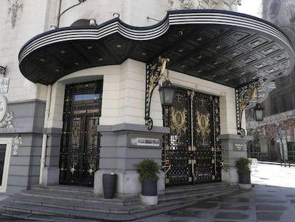 Entrada del hotel Westin Palace en Madrid.