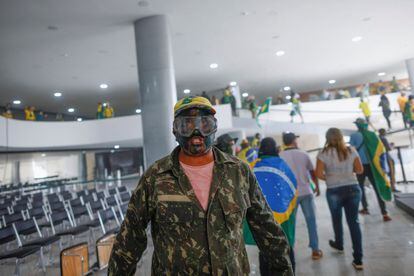 Un simpatizante del expresidente brasileño Jair Bolsonaro durante el asalto a la sede de la Presidencia, este domingo en Brasilia.