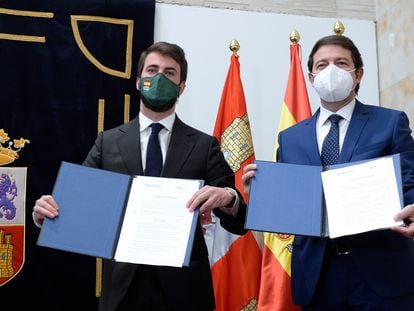 Juan García-Gallardo y Alfonso Fernández Mañueco muestran el acuerdo de gobierno alcanzado en Castilla y León.