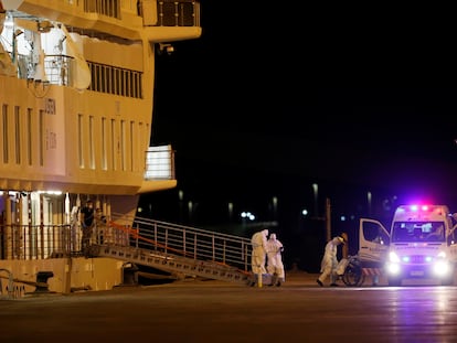 Personal médico traslada hacia una ambulancia a un pasajero del Greg Mortimer, el viernes 10 de abril.