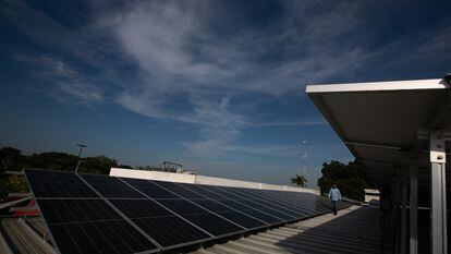 El techo de una escuela con paneles solares, en México.