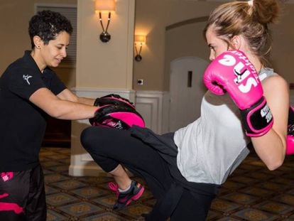 Lina Khalifeh entrenando a la actriz Emma Watson.