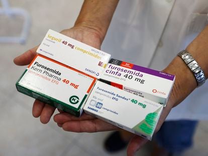 Un farmacéutico de Madrid muestra el pasado viernes cuatro presentaciones del medicamento furosemida.