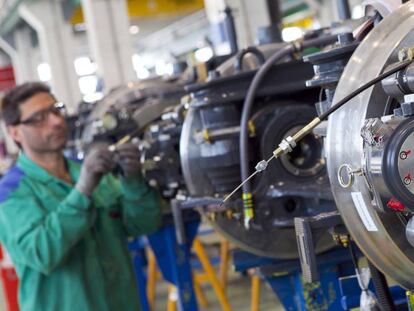 Trabajador de CAF en una de las instalaciones del grupo.