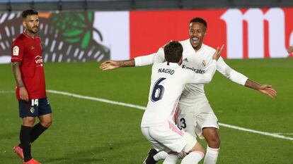 Militao celebra con Nacho su gol ante Osasuna este sábado en Valdebebas.