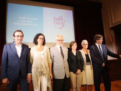 Josep Rull, Marta Rovira, Carles Viver Pi-Sunyer, Carme Forcadell, Muriel Casals, i Carles Puigdemont.