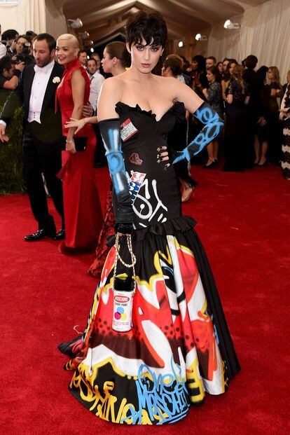 Katy Perry se ha olvidado de la temática de la gala y ha preferido un vestido grafitero de Moschino.
