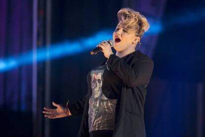 Marina, de nombre artístico Marina Jade, una de las concursantes de 'Operación Triunfo' 2017, durante un concierto en Málaga.
