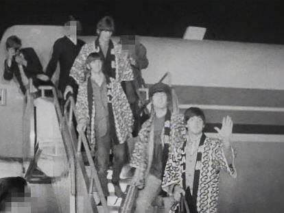 En la imagen, en un fotograma del vídeo publicado, los Beatles bajando del avión en kimono.