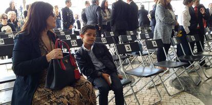 La madre de Cristiano Ronaldo, Dolores Aveiro, sentada junto a su nieto, en la presentación del cambio de nombre del aeropuerto.