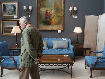 Un visitante observa la decoración y mobiliario del Hotel Ritz expuesta en la Fundación Carlos de Amberes.