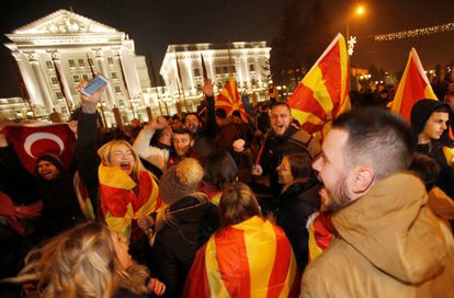 Partidarios de la oposici&oacute;n, durante el escrutinio en Skopje.