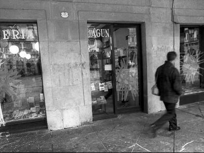 Fachada de la librería Lagun, tras un ataque de 'kale borroka' en la Nochebuena de 1996.