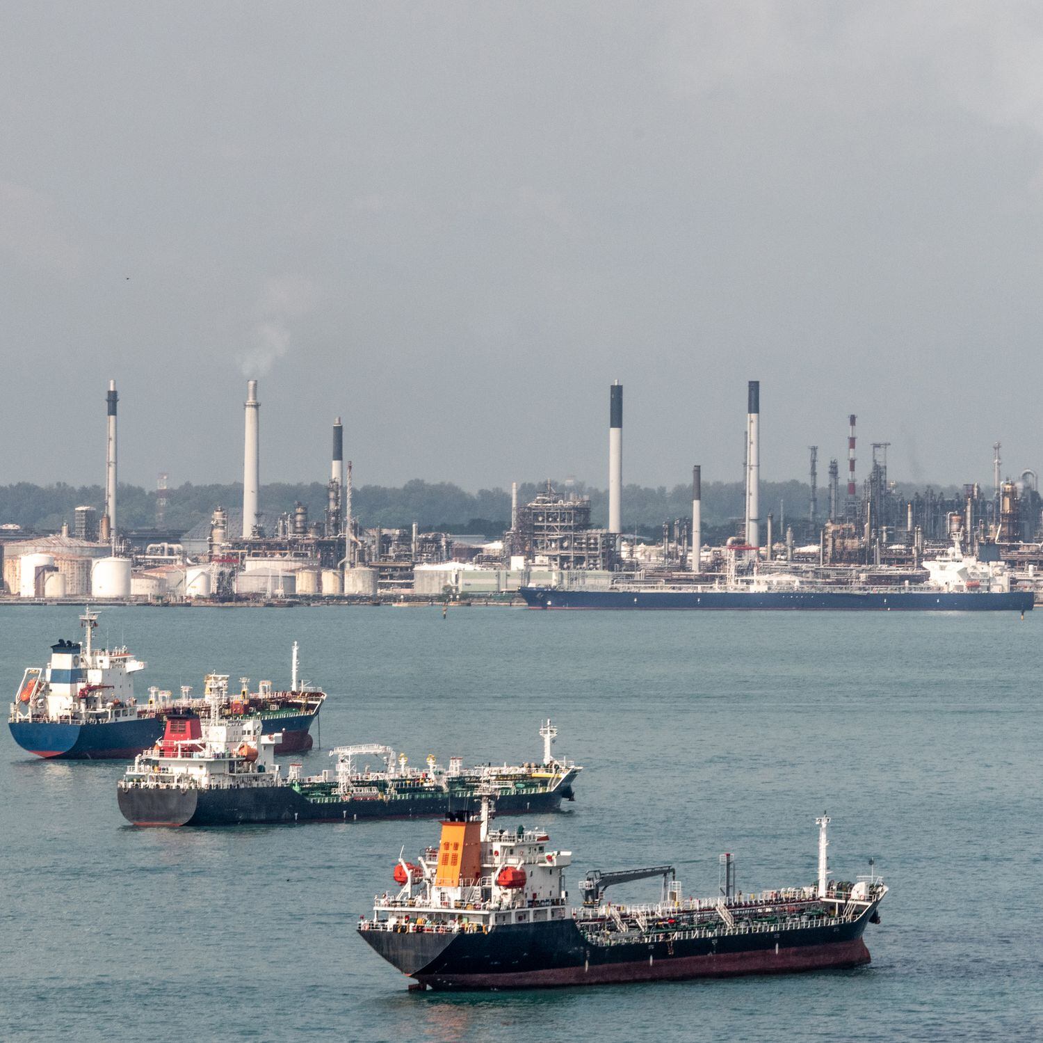 Barcos en una refinería de Singapur.