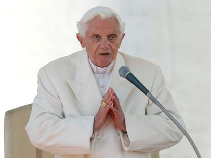 El papa emérito Benedicto XVI durante su discurso en el Vaticano en 2013.