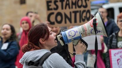 El sindicato de estudiantes y diversos colectivos feministas han convocado una concentración para protestar contra el presidente de la Federación Española de Fútbol, Luis Rubiales en la Plaza del Marqués, el pasado 1 de septiembre, en Gijón.