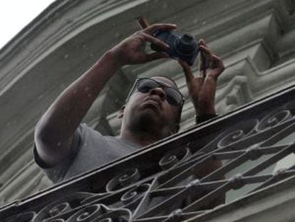 El rapero estadounidense Jay-Z, toma fotografías desde el balcón de su habitación en el Hotel Saratoga de La Habana (Cuba).