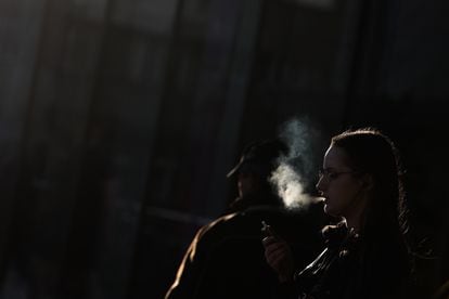 Una mujer fumaba en una calle de Cracovia, en marzo.