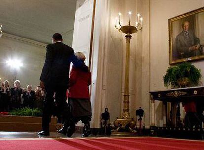 Barack Obama y Lilly Ledbetter, en la Casa Blanca tras firmar el presidente la ley contra la discriminación salarial.